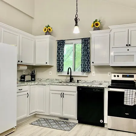 Charming Three Bedroom Home With King Bed And Fire Pit Raleigh Exterior photo