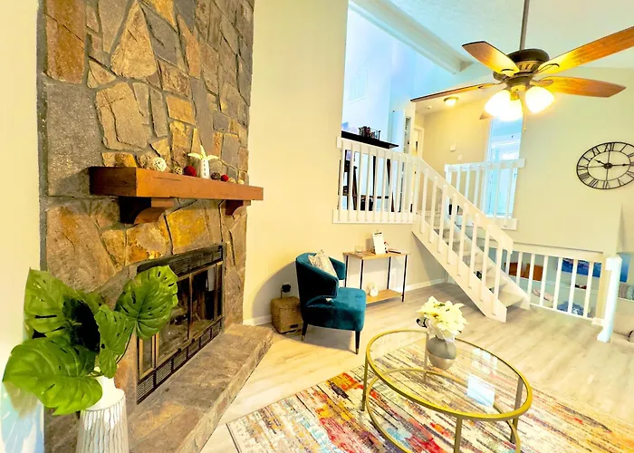 Charming Three Bedroom Home With King Bed And Fire Pit