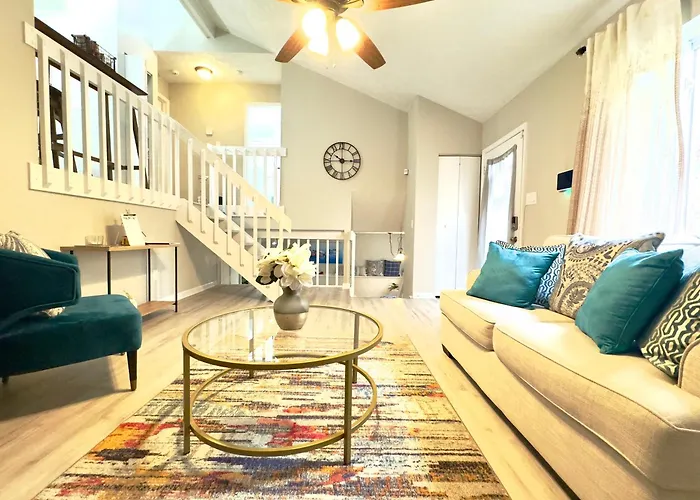 Charming Three Bedroom Home With King Bed And Fire Pit