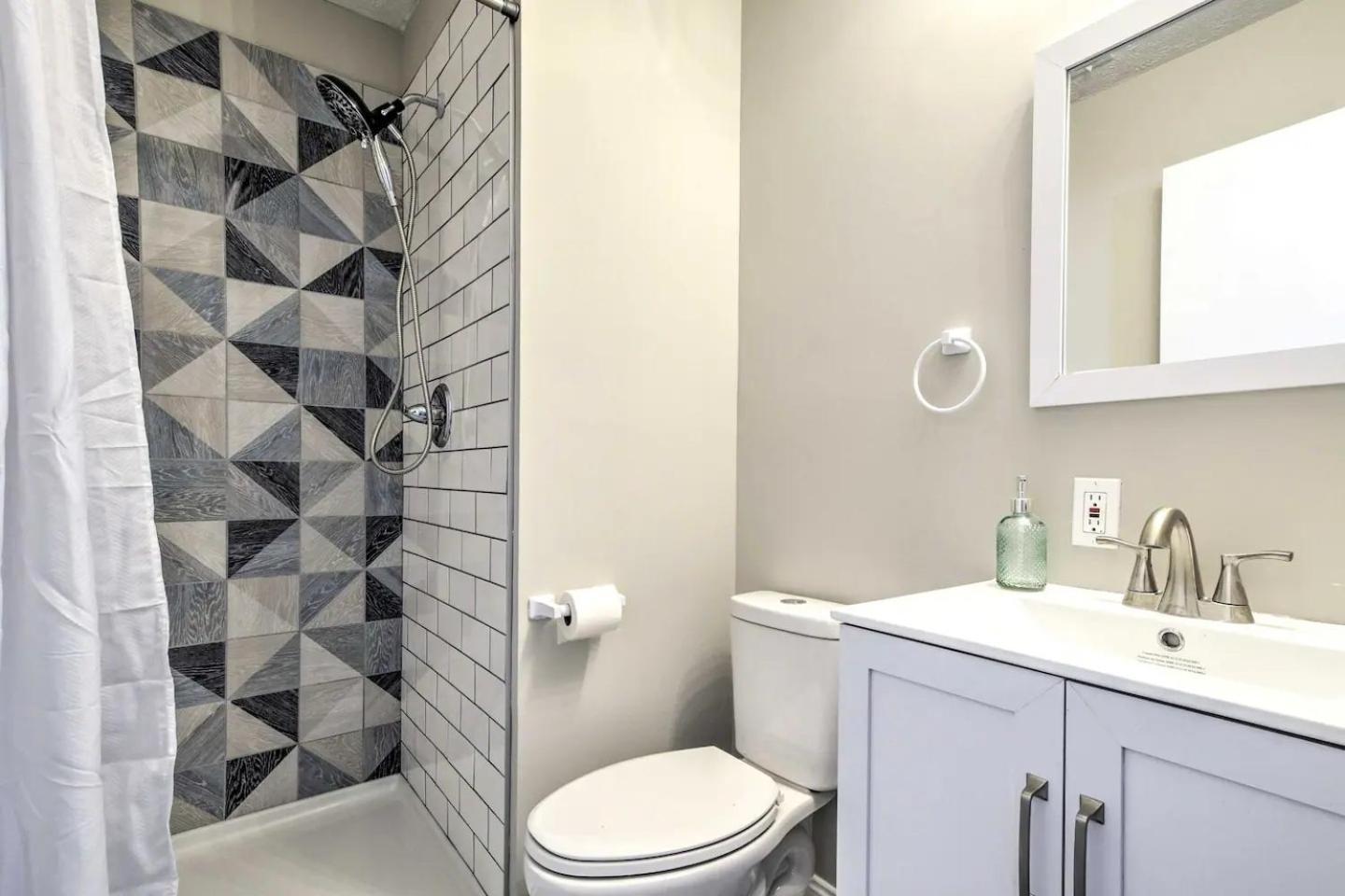 Charming Three Bedroom With King Bed And Fire Pit * Raleigh