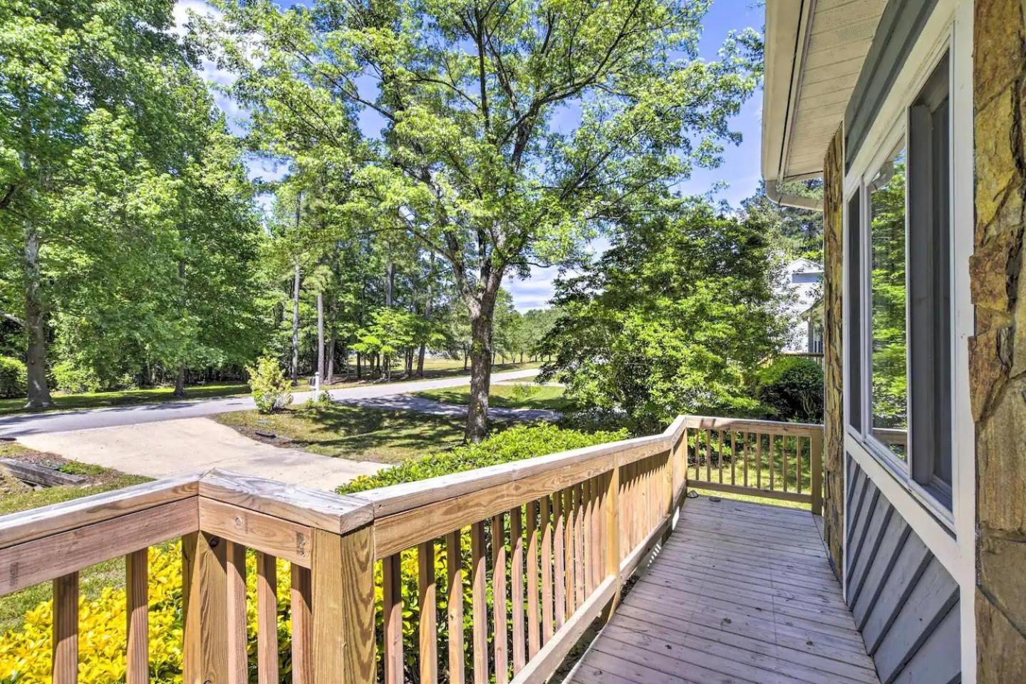 Holiday home Charming Three Bedroom With King Bed And Fire Pit Raleigh